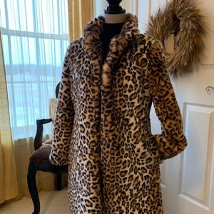 Plush leopard print faux fur coat. Cozy soft sz Lg